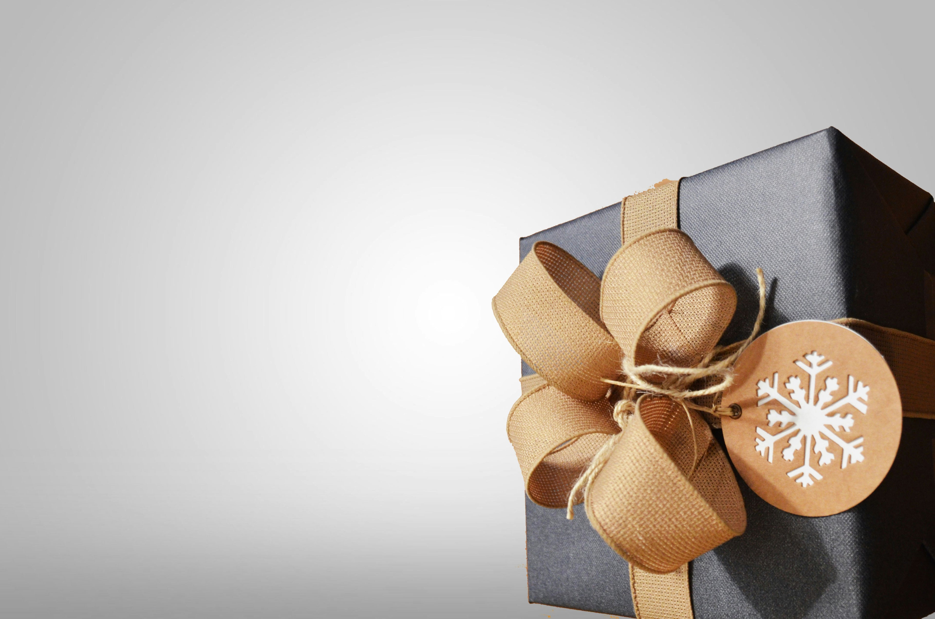A Guide to Sustainable Gifting: Make This Holiday Season Eco-Friendly