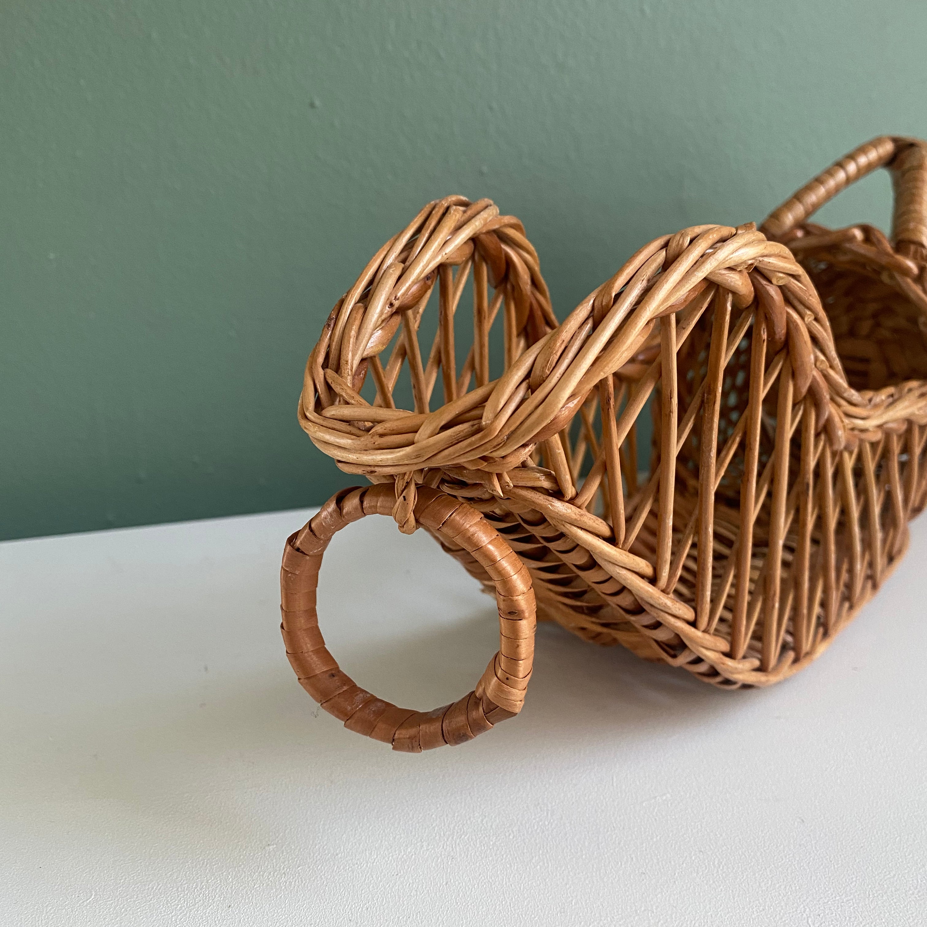 Vintage Wine Pouring Basket