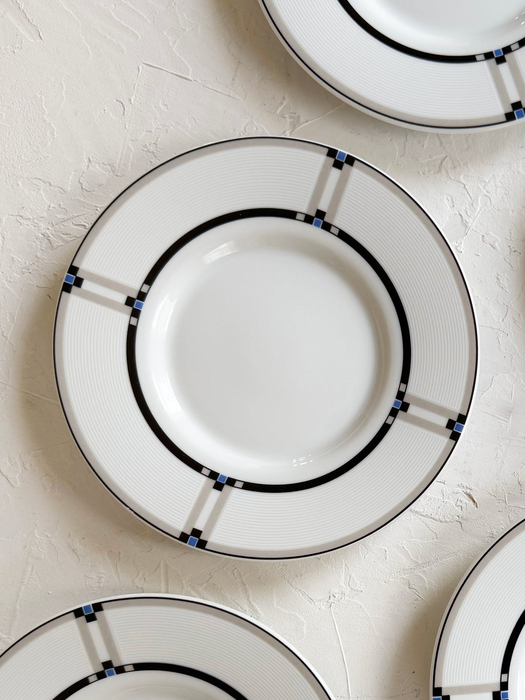 Modern Ribbed Accent Snack Plate